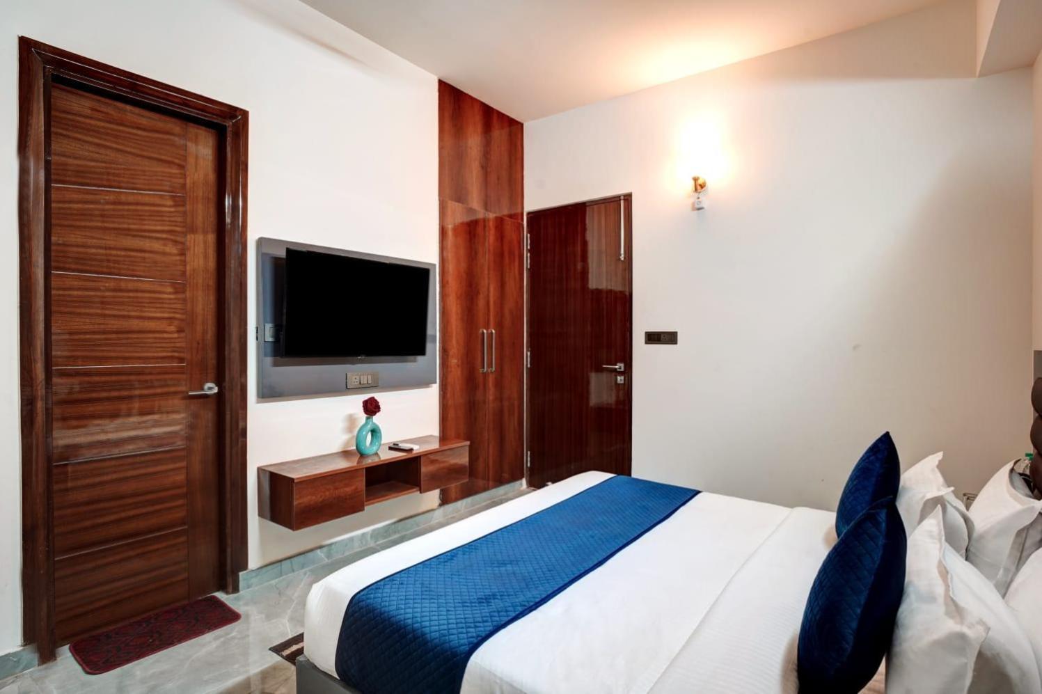 נוידה Hotel Elite Grand Near Kailash Hospital מראה חיצוני תמונה